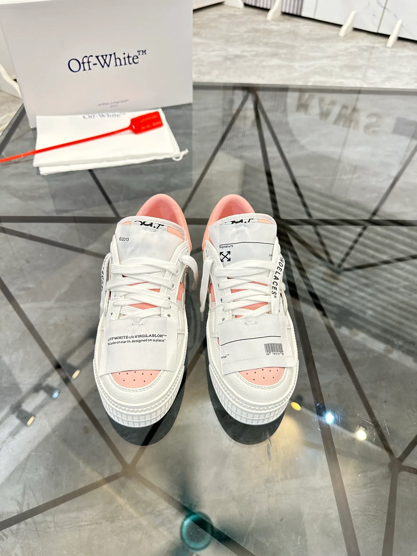 Selling men's shoes 💰: 💰P500¥ High-end top quality Product trademark: OFF WHITE *"OFF WHITE*" low-top casual shoes Regular size: 35-45 (can be customized to 46) Couple style Product materials: Upper imported first-layer cowhide stitched with original fabric, genuine leather lining, original outsole. No.: H203